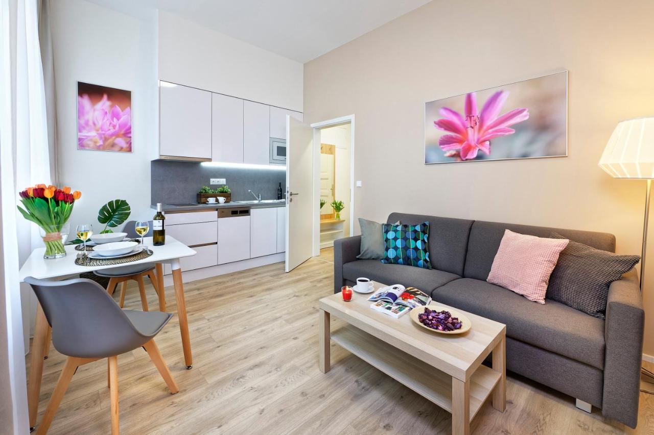 Downtown Suites Jugoslavska Praha Bagian luar foto