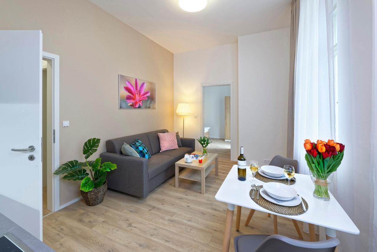 Downtown Suites Jugoslavska Praha Bagian luar foto