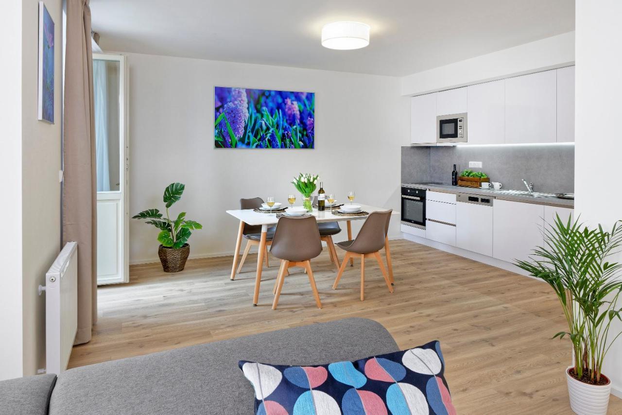 Downtown Suites Jugoslavska Praha Bagian luar foto