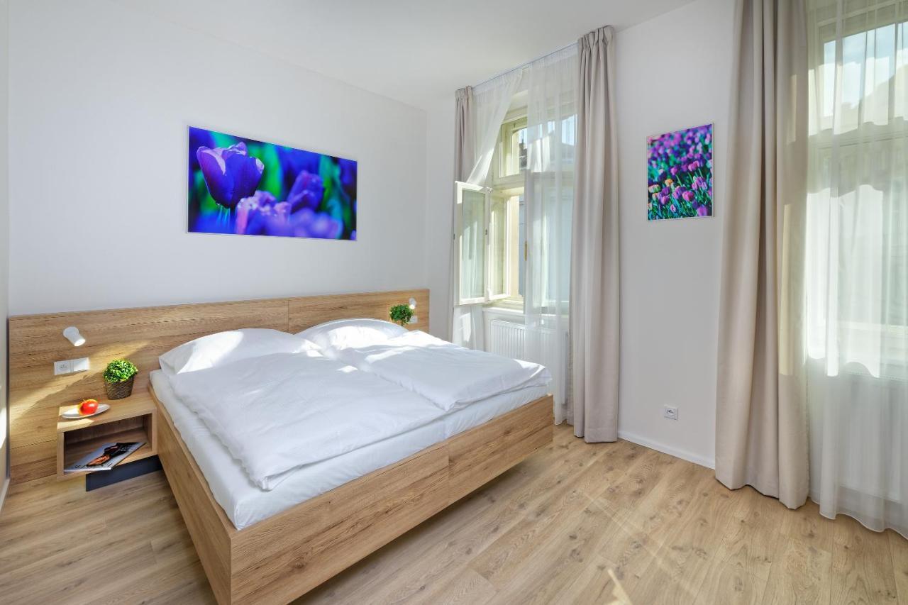 Downtown Suites Jugoslavska Praha Bagian luar foto
